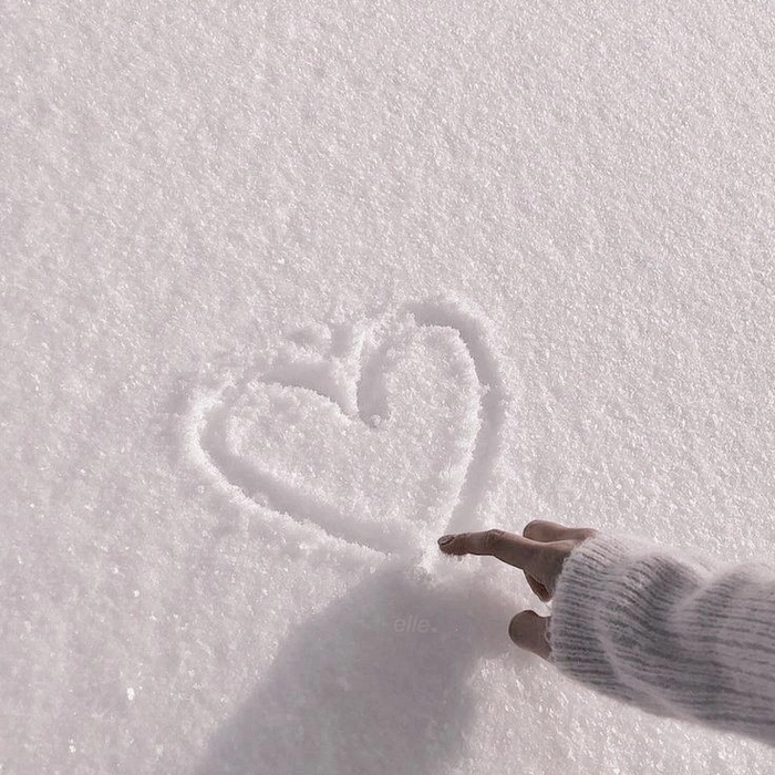 White aesthetic snow PFP with soft snowfall effect and cool pale atmospheric haze